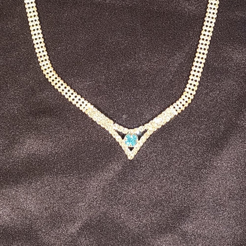 Excellent!! Silver-Toned V-shaped Crystal/Aquamarine Blue Rhinestone Necklace